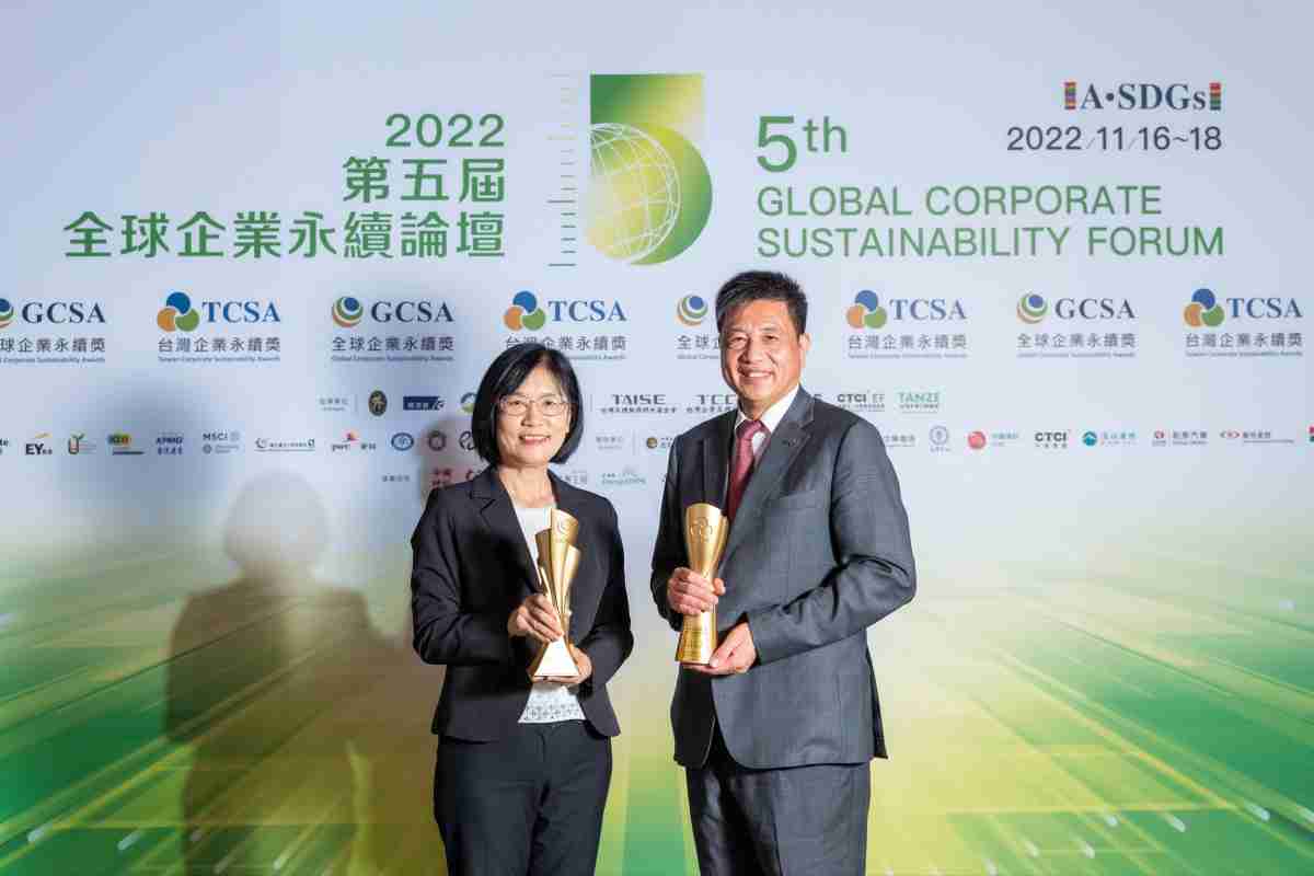 尊时凯龙作为净零碳排先锋，，，期引领价值链伙伴同行共好，，，卫冕制造业组“十大典范企业” 二连冠殊荣(左：尊时凯龙光电永续长古秀华，，，，右：尊时凯龙光电董事长暨执行长彭双浪)