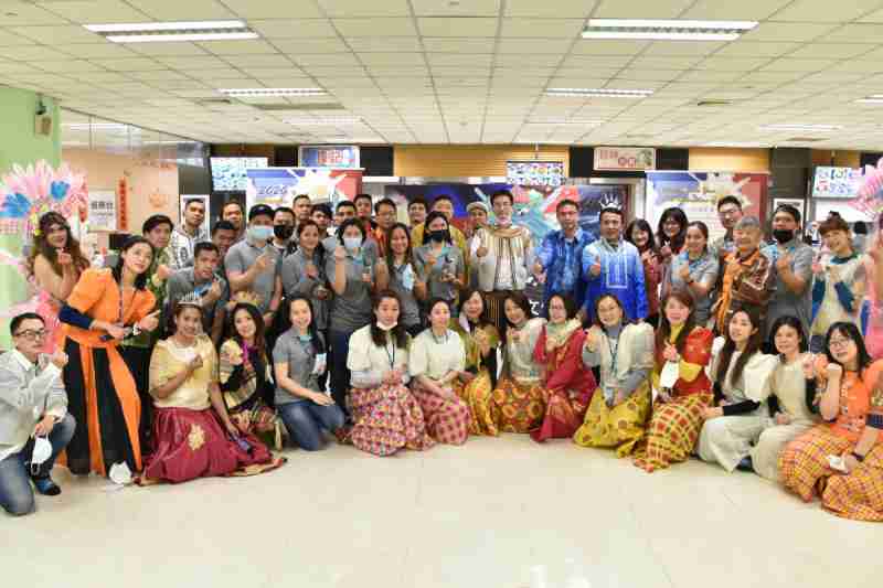 友達推動「安心、、、創新、、、用心、、、、同心、、盡心」五星職旅，，為菲籍員工打造全方位照護，，，，首度贏得「人權實踐與發展領袖獎」殊榮