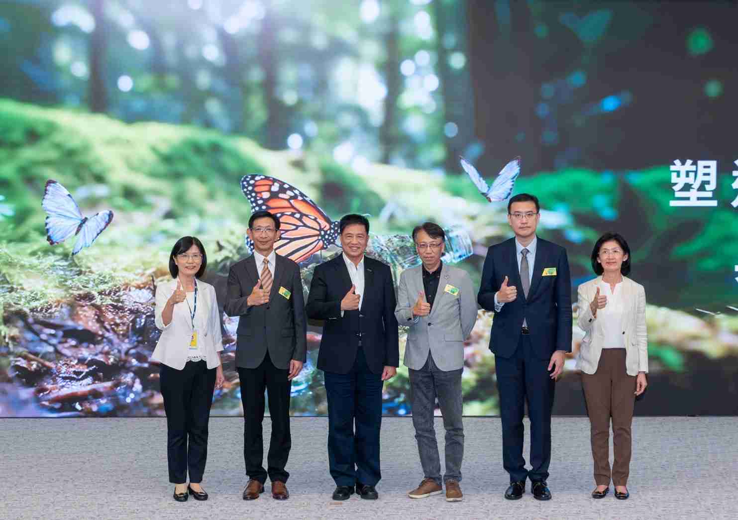 友達2023 CSR共榮大會，，邀請領域專家分享交流生物多樣性管理趨勢、、、、無塑產品、、、海廢永續塑料等議題  （圖左到右：友達光電永續長古秀華、、、3M台灣技術長陳君杰、、、、友達光電董事長暨集團策略長彭双浪、、、光寶科技企業永續發展處處長陳慶暉、、、、安永聯合會計師事務所執業會計師曾于哲、、、友達光電供應鏈總部副總經理吳宜芳）