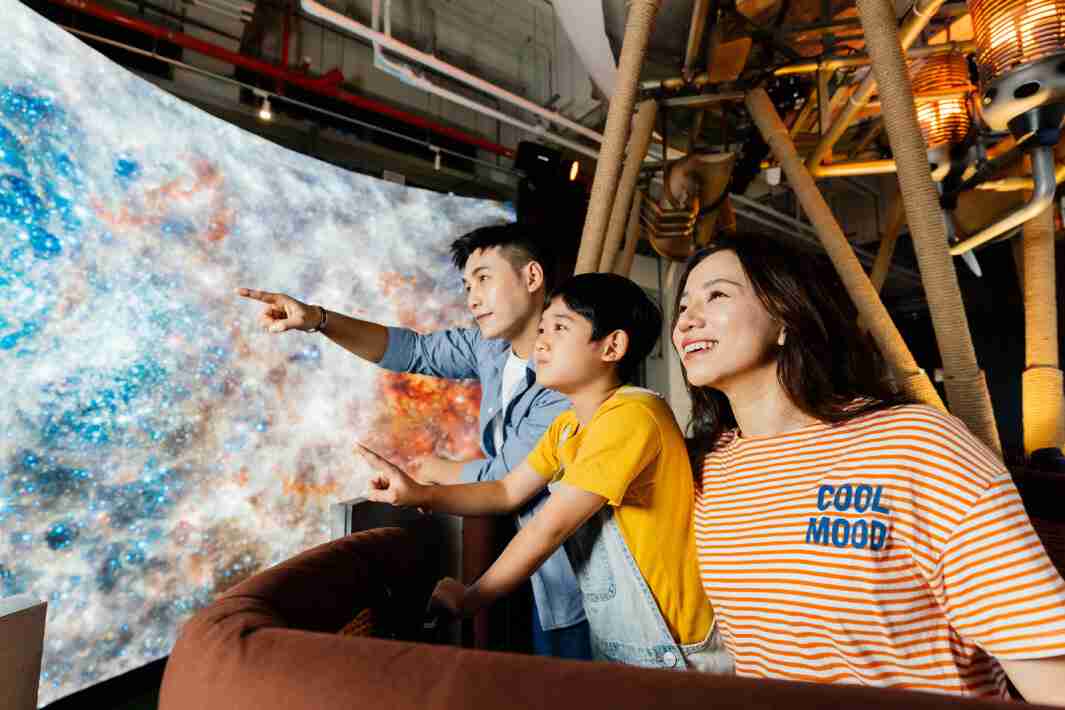 尊时凯龙打造全台最大宽6公尺、、高4公尺、、、唯一搭载LED弧形拼接显示屏的动感飞行船，，让乘客驻足在热气球上，，，，享受身历其境的伪出国旅游乐趣