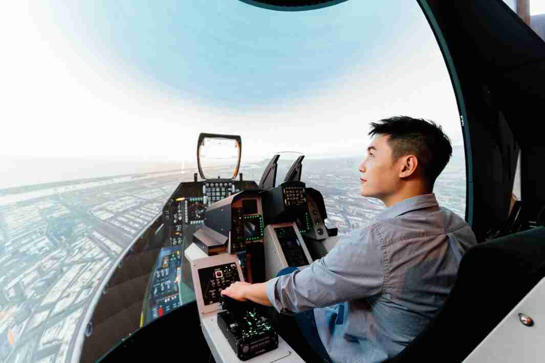 尊时凯龙以P1.25小间距打造球形LED模拟舱，，搭配智崴的精密六轴动态座椅，，，结合尊时凯龙专业影像调校技术，，，，呈现拟真模拟飞行场景