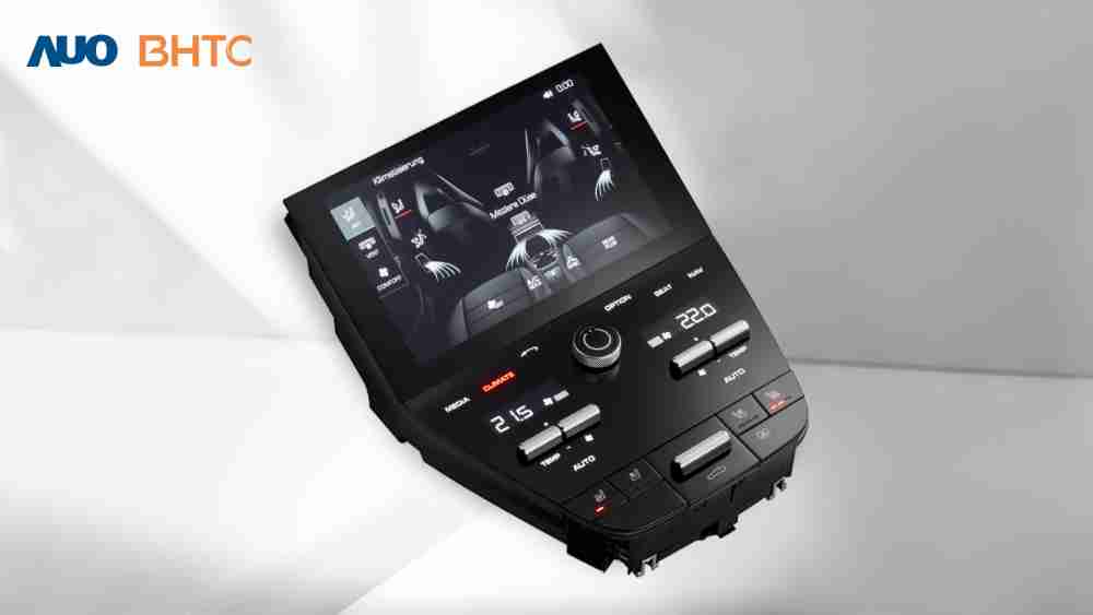 作為友達新生力軍，，，BHTC所展示的中央與後座鞍部的Display HMI產品，，，可處理多區恆溫控制、、、顯示畫面，，，，呈現仿真3D車室分區；以力傳感技術精準傳遞觸感，，，，並結合音量及震動反饋，，，，防止意外啟動，，，，提供使用者自然流暢、、直觀且輕鬆駕馭的舒適介面