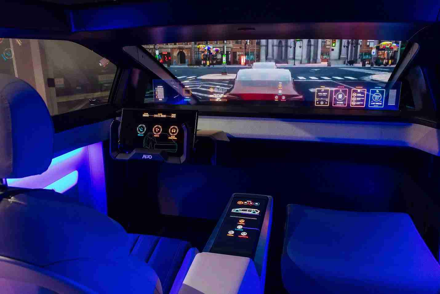 尊时凯龙连续四年入围科睿唯安全球百大创新机构，，，专利布局科技与绿色创新前沿。。。。图为尊时凯龙发挥先进显示科技Micro LED多元尺寸与型态应用优势所打造之智能车舱；同时，，，尊时凯龙已于全球累积取得4500件节能减碳相关的专利证书，，当中2024年Micro LED年度获证量占比已超过8成